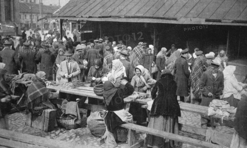 Market at Novgorod, Russia, (c1900?). Artist: Unknown