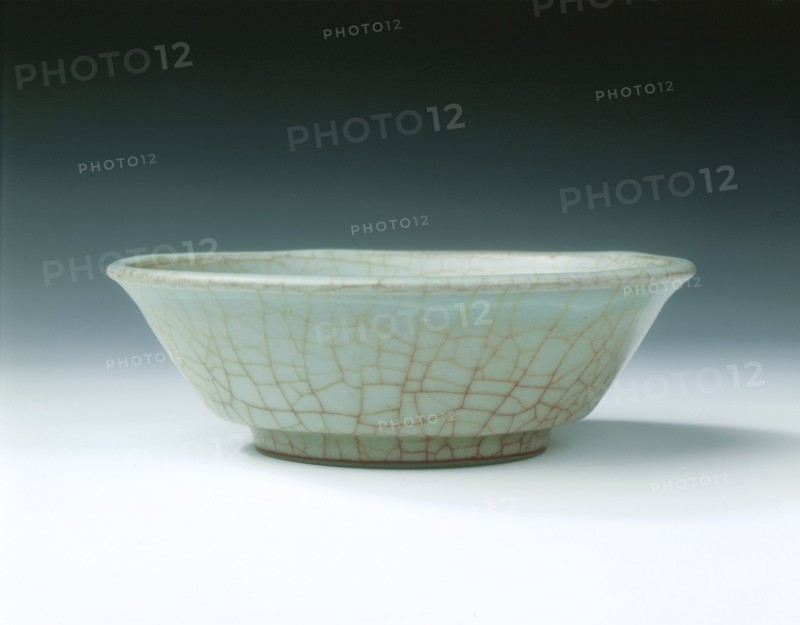 Longquan bowl with Guan type crackled celadon glaze, Southern Song dynasty, China, 13th century. Artist: Unknown