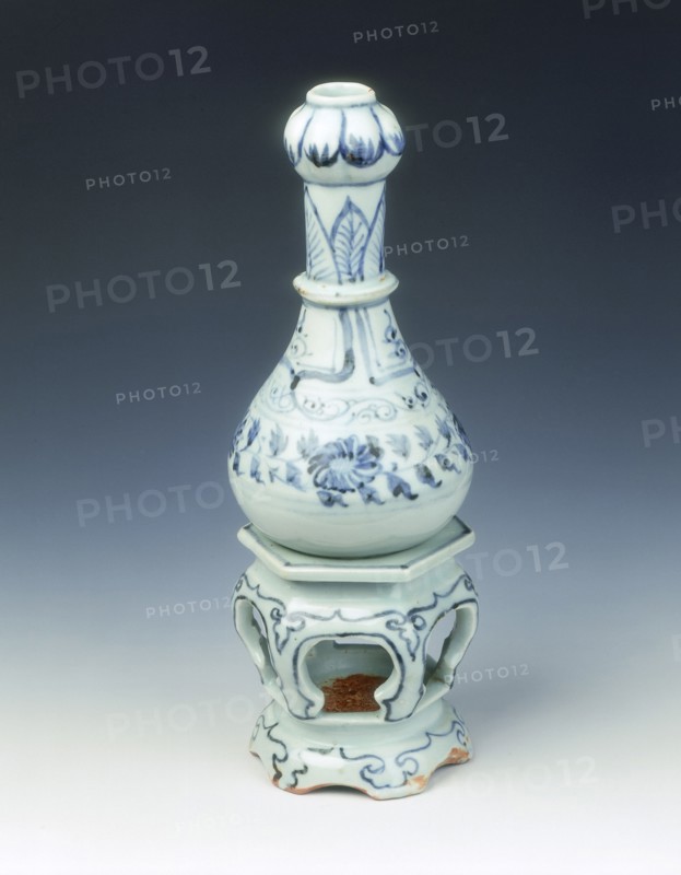 Blue and white garlic-headed vase on a hexagonal stand, Yuan dynasty, China, mid 14th century. Artist: Unknown