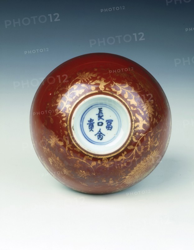 Iron red kinrande bowl with gilt floral design, Ming dynasty, China, mid 16th century. Artist: Unknown