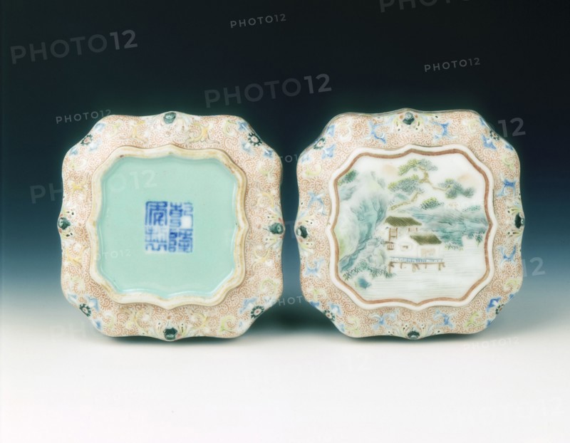 Famille rose seal paste box with landscape, late Qianlong period, Qing dynasty, China, 1775-1795. Artist: Unknown