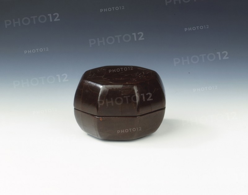Yixing pottery seal box covered with lacquer, Qing dynasty, China, early 19th century. Artist: Unknown
