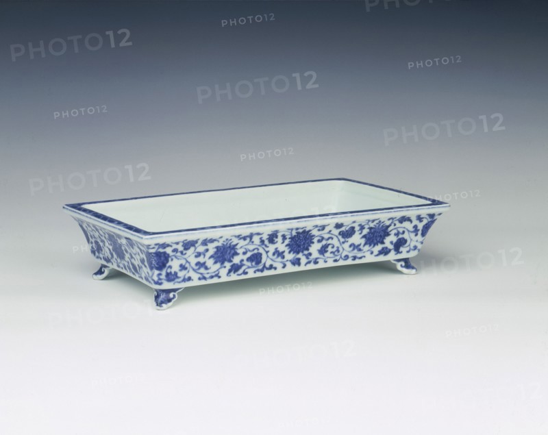 Blue and white narcissus bowl with lotus scrolls, China, 1736-1795. Artist: Unknown