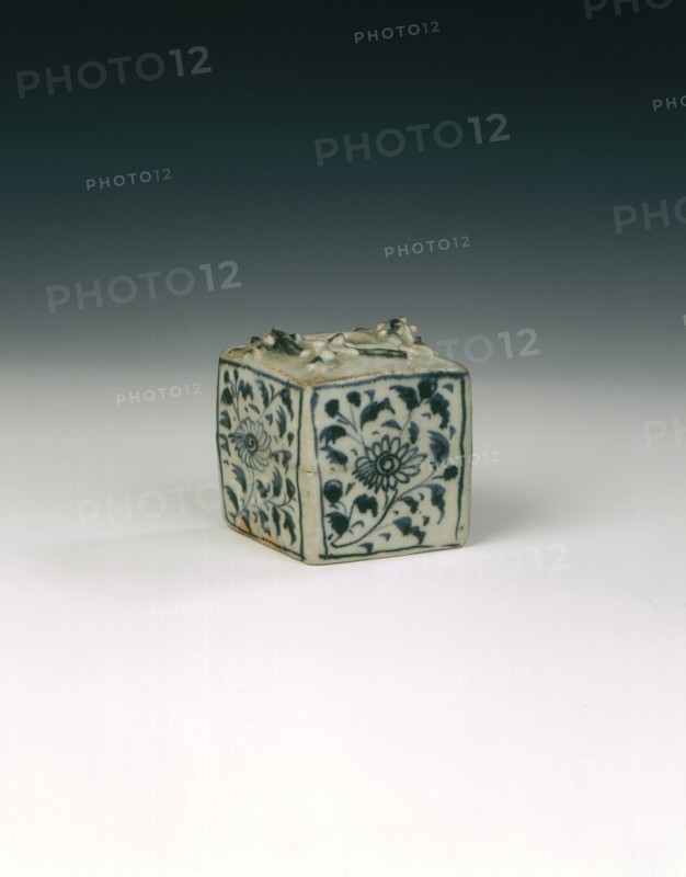 Blue and white jarlet with chrysanthemums and salamanders, China, 1300-1368. Artist: Unknown