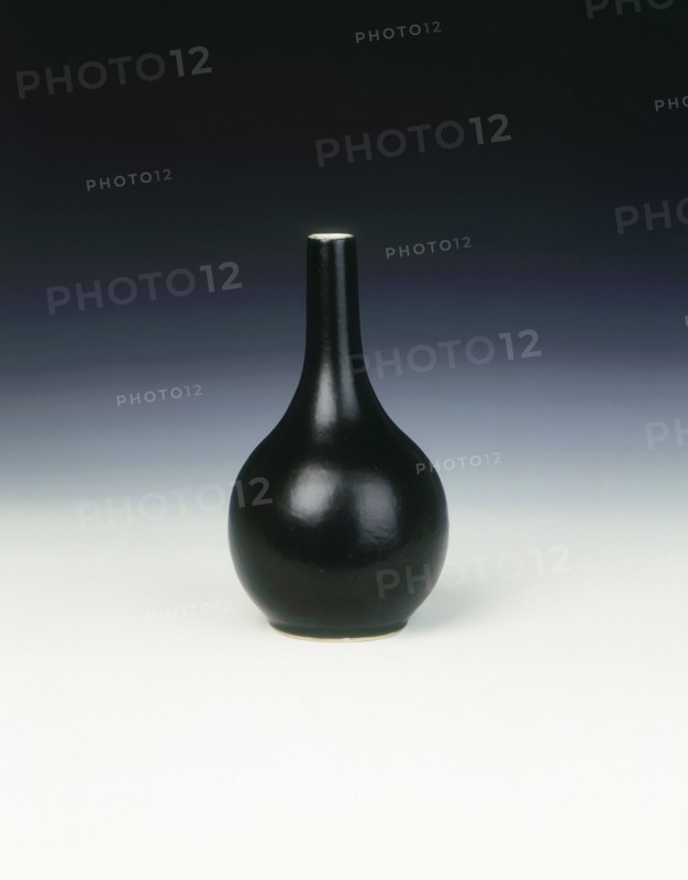 Mirror black long-necked vase, Qing dynasty, China, 18th century. Artist: Unknown