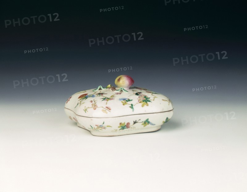 Famille rose box with flowers and insects, Qing dynasty, China, 1821-1850. Artist: Unknown