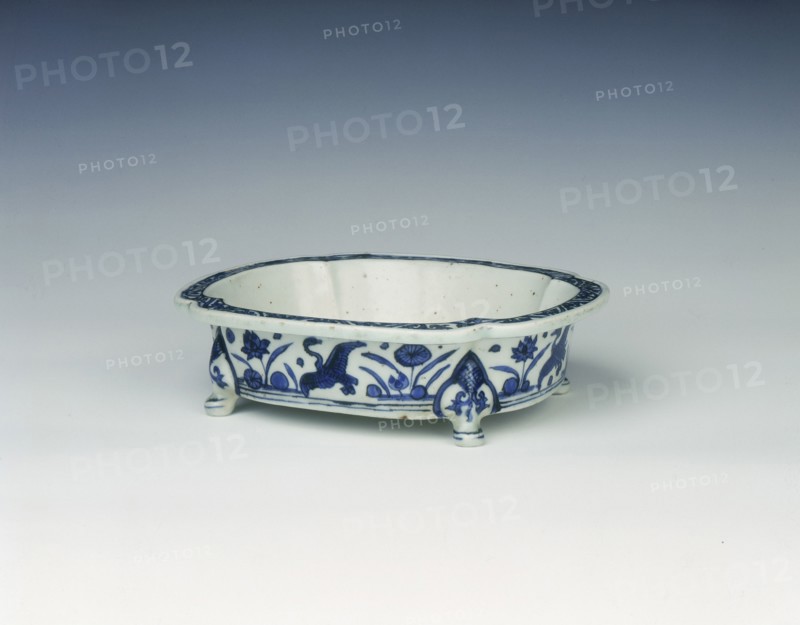 Blue and white narcissus bowl, Ming dynasty, China, 1575-1599. Artist: Unknown