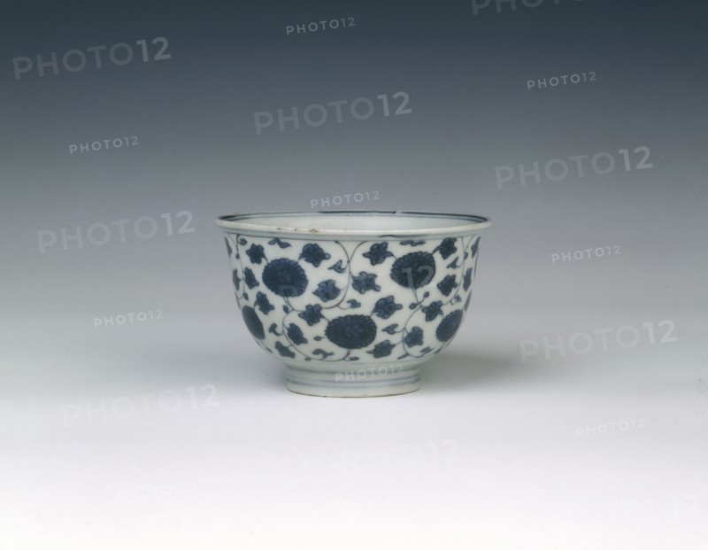 Blue and white bowl with chrysanthemum scroll, Ming dynasty, China, 16th century. Artist: Unknown