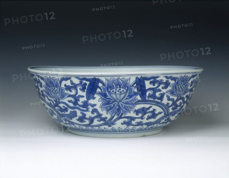 Bowl with Indian lotus decoration, Qing dynasty, Kangxi period, China, 1662-1722. Artist: Unknown
