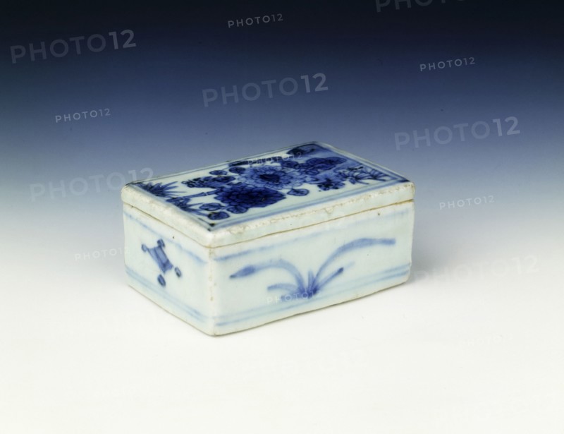Blue and white box with chrysanthemum design, Ming dynasty, China, c1620. Artist: Unknown