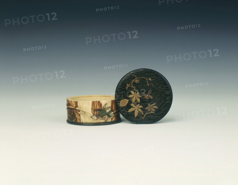 Lacquered wood and ivory Shibayama circular box, late Edo period, Japan, early 19th century. Artist: Unknown