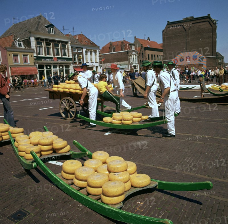 Alkmaar cheese market in Holland. Artist: Unknown