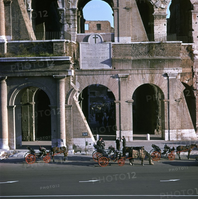 View of the Colosseum with cabs in front. Artist: Unknown