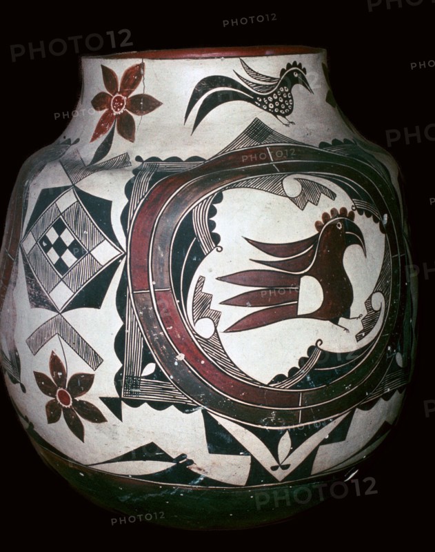 Pueblo pot with a bird design Artist: Unknown