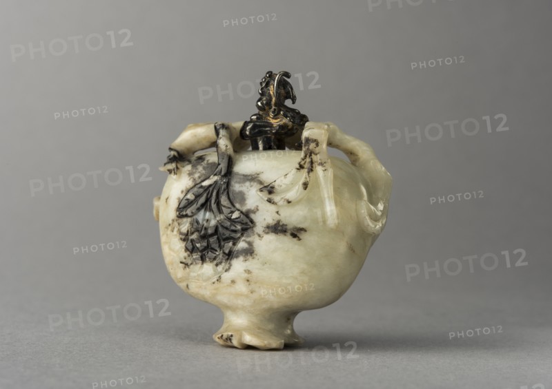 Jade snuff bottle in the form of a pomegranate, China, Qing dynasty, 1644-1911. Creator: Unknown.