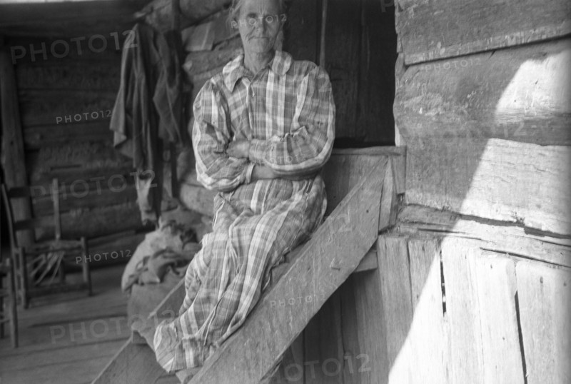 Delie Hughes, Cave River, Burnsville, Yancey County, North Carolina, USA, 1916-1918. Artist: Cecil Sharp