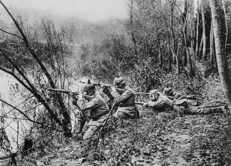 German soldiers at the edge of the River Aisne, France, 1915. Artist: Unknown