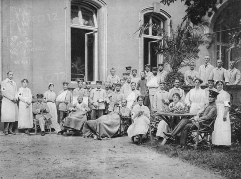 German nurses and patients, Frankfurt am Main, Germany, World War I, 1915. Artist: Unknown
