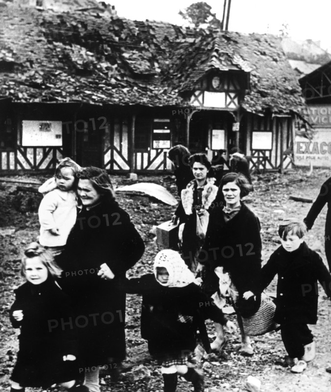 Familles fuiyant leur village après le débarquement, juin 1944