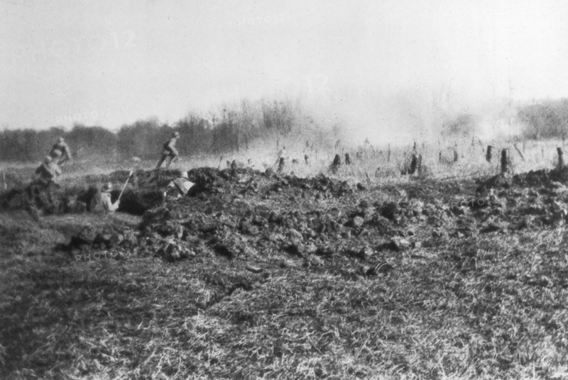 French counter-attack between the Somme and the river Oise, Picardy, France, 1918. Artist: Unknown