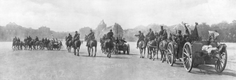 Horse-drawn artillery passing the Palace of Versailles, France, August 1914. Artist: Unknown