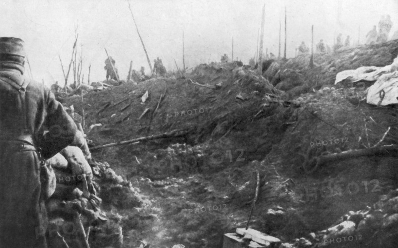 French troops prepare for a German counter-attack, Eparges ridge, near Verdun, France, August 1915. Artist: Unknown