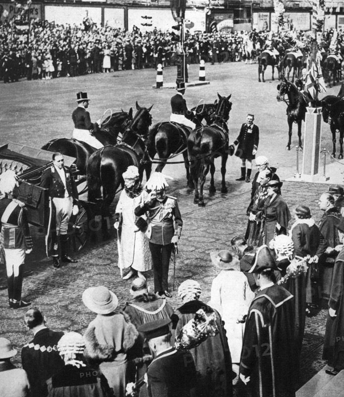 King George V and the mayors of the north London boroughs at Marylebone, Silver Jubilee, 1935. Artist: Unknown
