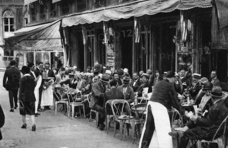 People at a well-known Parisian pavement cafe, 1931. Artist: Ernest Flammarion
