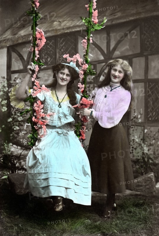 Zena (1887-1975) and Phyllis (1890-1975) Dare, English actresses, 1906.Artist: Foulsham and Banfield