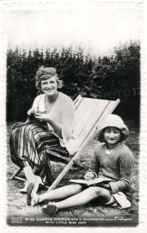 Gladys Cooper (1888-1971), English actress, with her daughter Joan, early 20th century.Artist: Sport & General