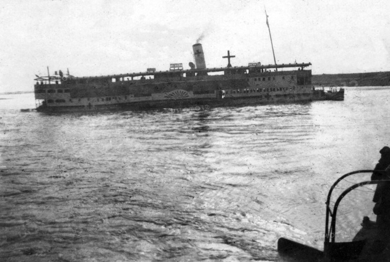 Red Cross river boat going up the Tigris River, Mesopotamia, WWI, 1918. Artist: Unknown