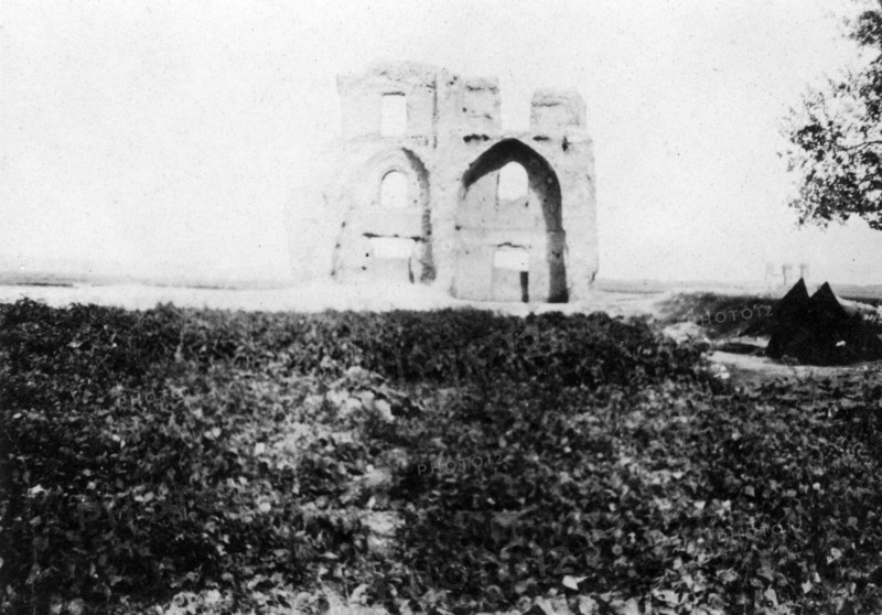 Old ruin on the banks of the Tigris River, Mosul, Mesopotamia, 1918. Artist: Unknown