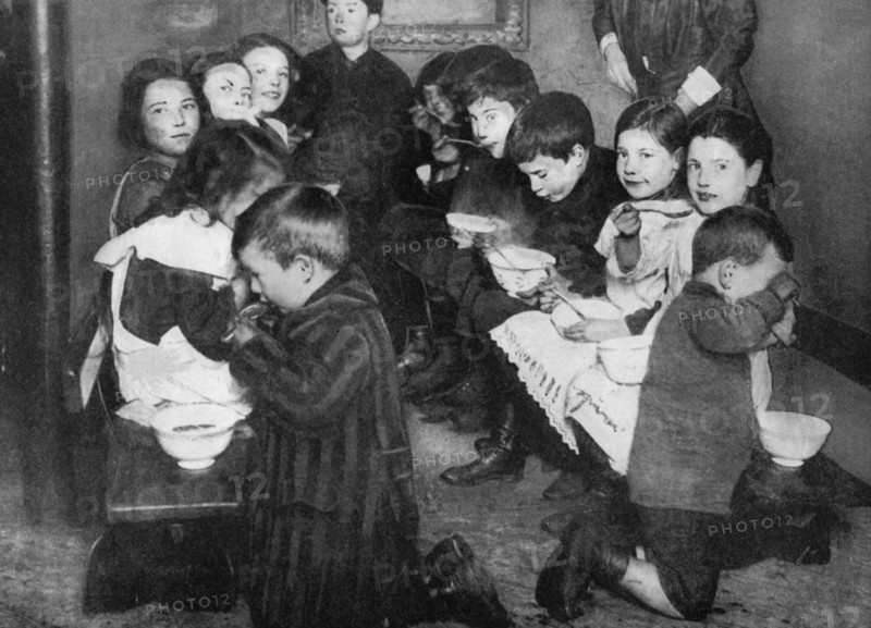 Children in a communal kitchen, London, 1917 (1936). Artist: Unknown