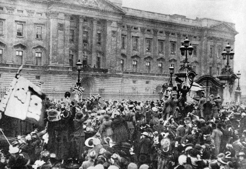 The official notice of the armistice being read, Buckingham Palace, 1918 (1936). Artist: Unknown