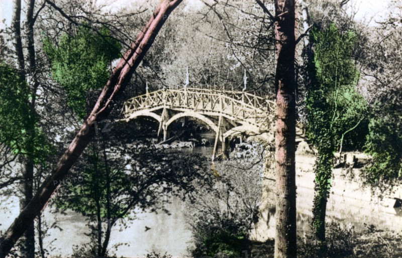 Bridge over the River Thames at Nuneham Courtenay, Oxfordshire, 1926.Artist: Cavenders Ltd