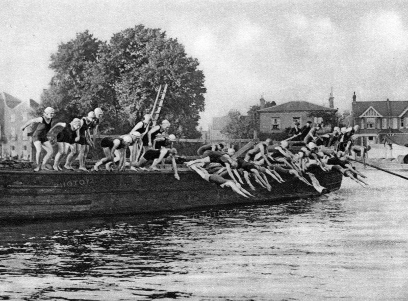 The annual Kew to Putney ladies' swimming race, London, 1926-1927. Artist: Unknown