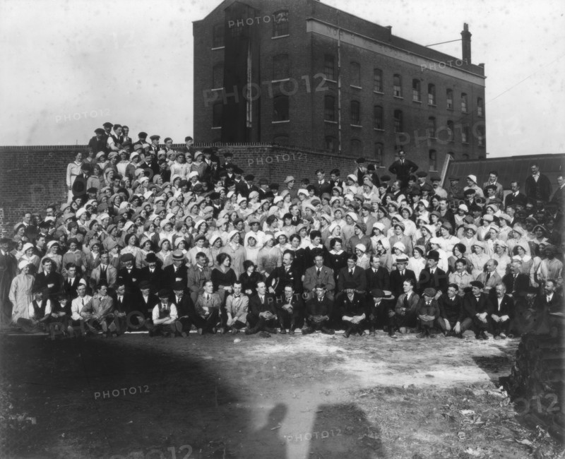 Munitions factory workers, London, World War I, 1914-1918. Artist: Haua
