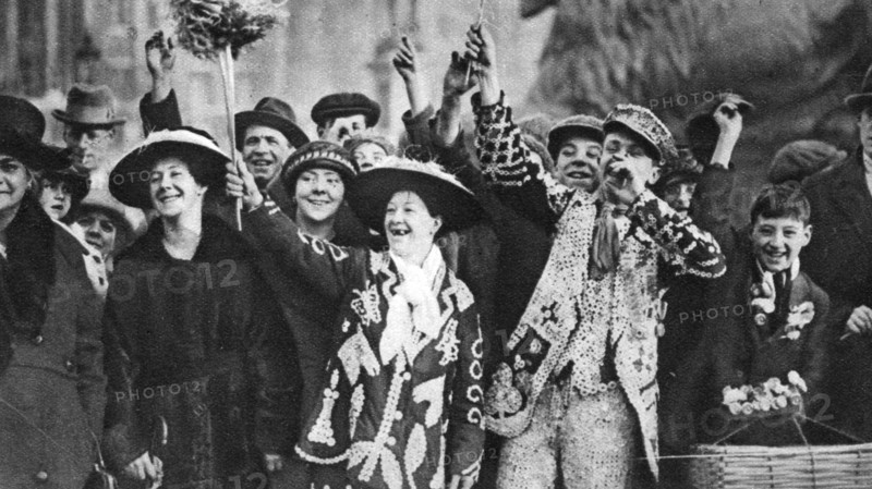 Pearly king and queen in high spirits, London, 1926-1927. Artist: Unknown