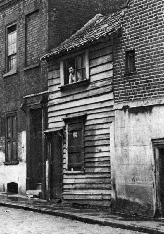 An old wooden house in St John's Hill, Shadwell, London, 1926-1927.Artist: Whiffin