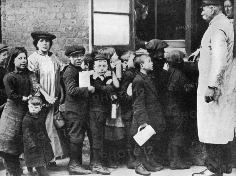 Salvation army communal kitchen, Bermondsey, London, 1917 (1936). Artist: Unknown