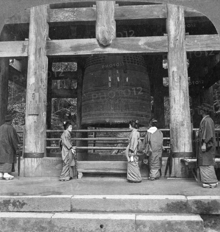 The great bell of Chion-in Temple, Kyoto, Japan, 1904.Artist: Underwood & Underwood