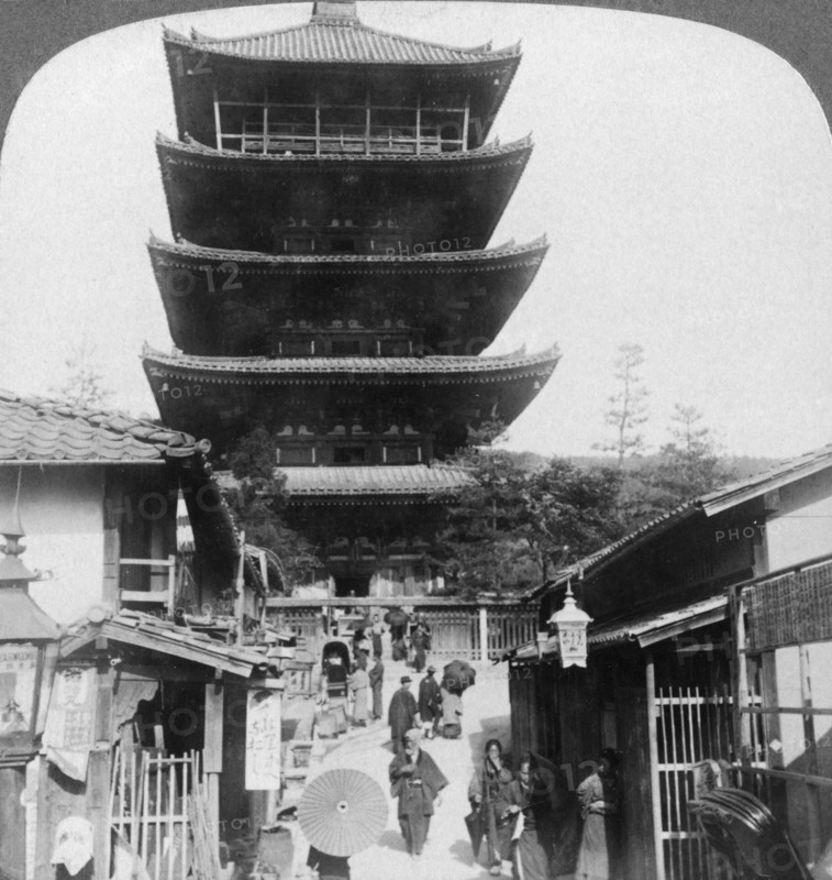 The west side of the five-storey Yasaka Pagoda, Kyoto, Japan, 1904.Artist: Underwood & Underwood