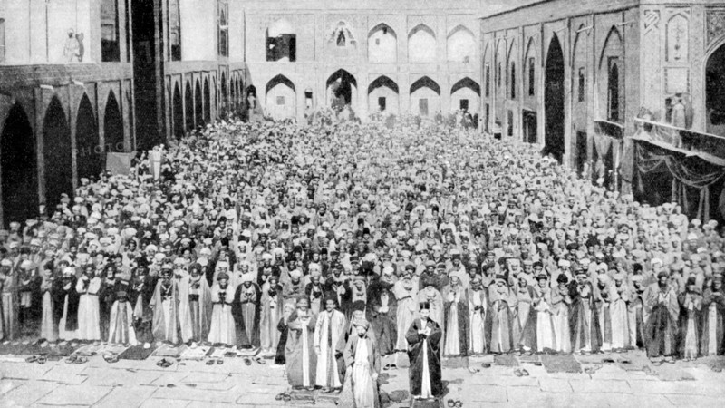 A congregation faces the holy Kaaba in Mecca's mosque, Saudi Arabia, 1922. Artist: Unknown