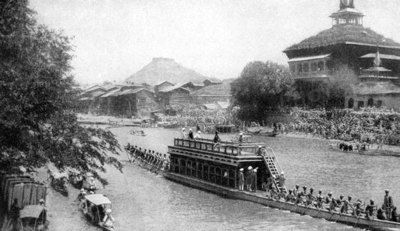 A state barge of a Maharaja, Kashmir's royal capital, India, 1922.Artist: GT Bookless