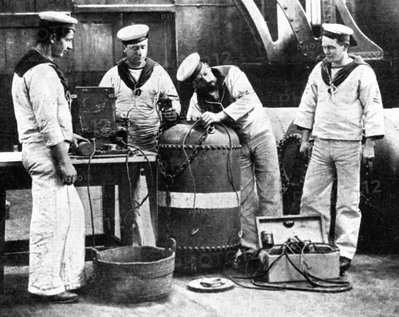 British sailors wiring a mine, First World War, 1914. Artist: Unknown