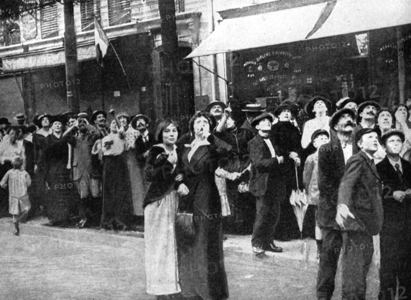 Parisians watching a German aeroplane, First World War, 1914. Artist: Unknown