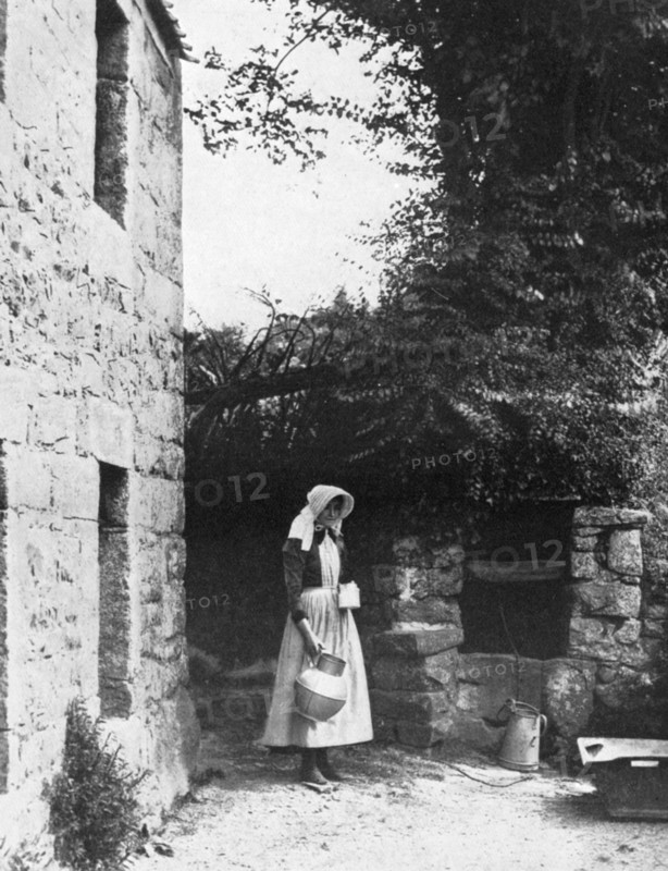 Old well, Jersey, 1924-1926. Artist: Deaville Walker
