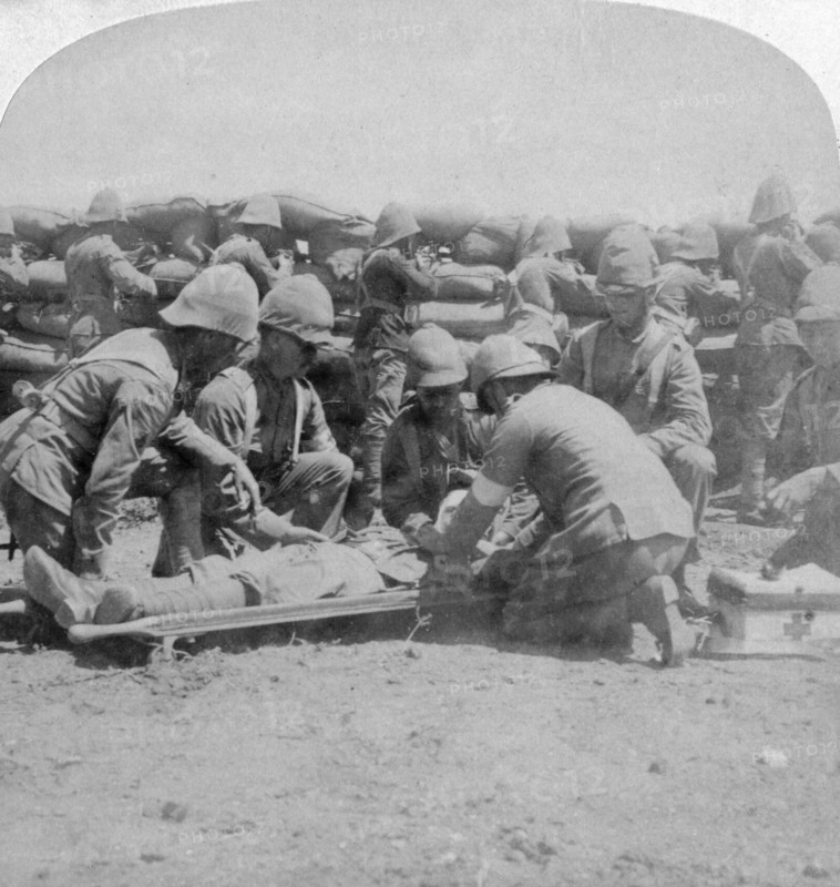 First aid to a wounded fusilier, Honey Nest Kloof Battle, Boer War, South Africa, February 1900.Artist: Underwood & Underwood