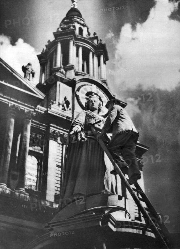 Cleaning the statue of Queen Anne as part of King George V's silver jubilee celebrations, 1935. Artist: Unknown