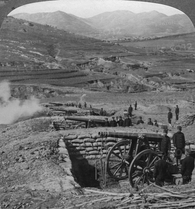 Japanese batteries firing on Russian forts, Siege of Port Arthur, Russo-Japanese War, 1904-1905.Artist: Underwood & Underwood